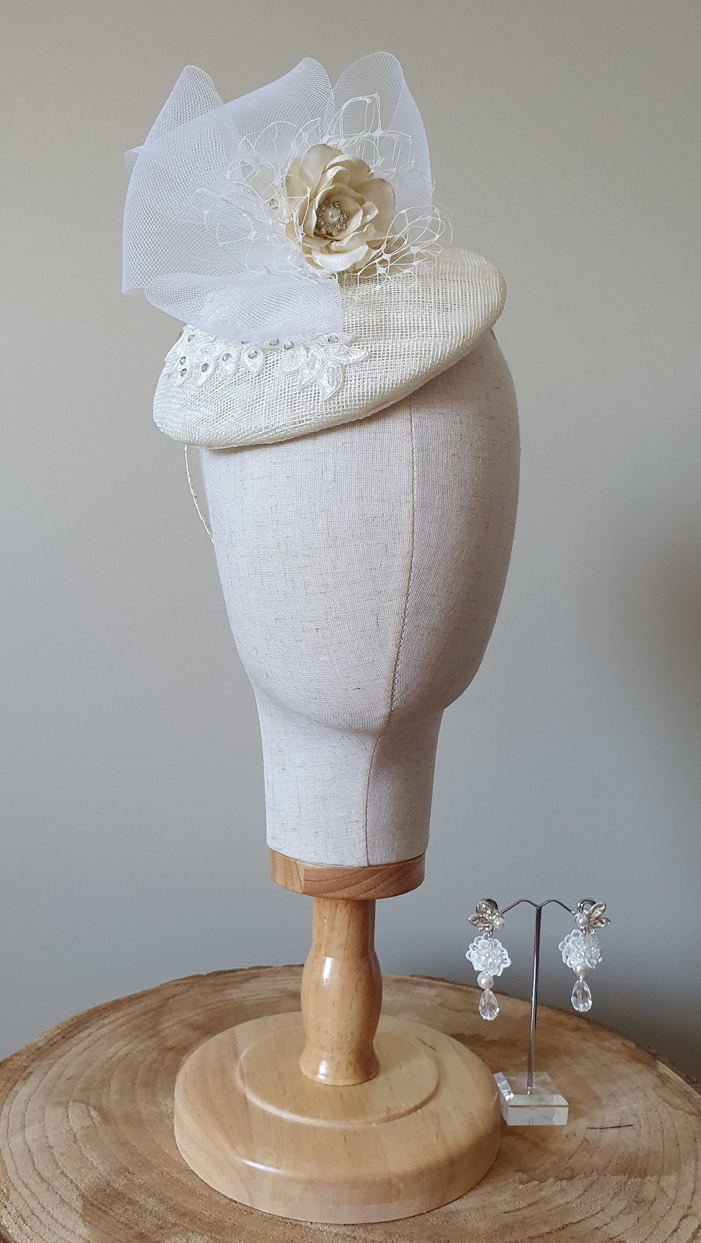 Fascinator handgemaakt in ivoorkleurig sinamay met wit, bruidshoofdtooi - Perfect voor bruiloften en feestelijke gelegenheden