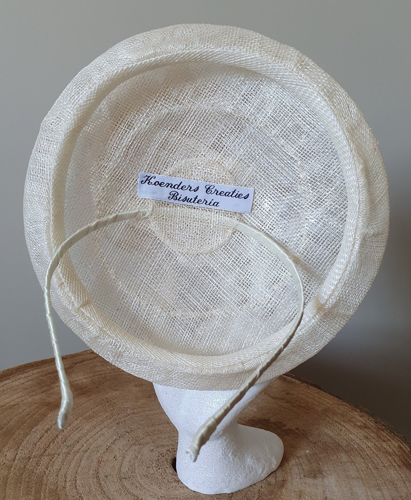 Fascinator handgemaakt in ivoorkleurig sinamay met wit, bruidshoofdtooi - Perfect voor bruiloften en feestelijke gelegenheden