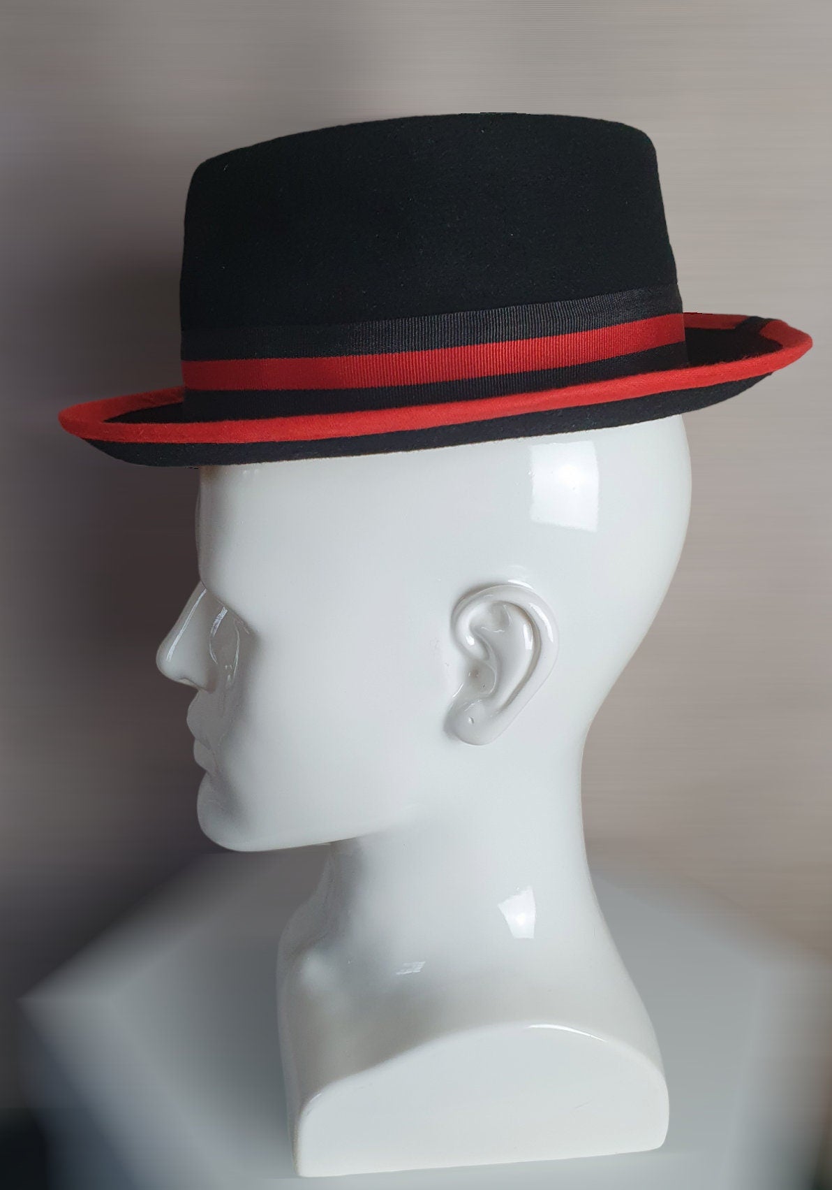 Trilby vilt hoed in zwart met rood, uniek en handgemaakt met hanenveren - geschikt voor het voorjaar en speciale gelegenheden - uniseks hoed