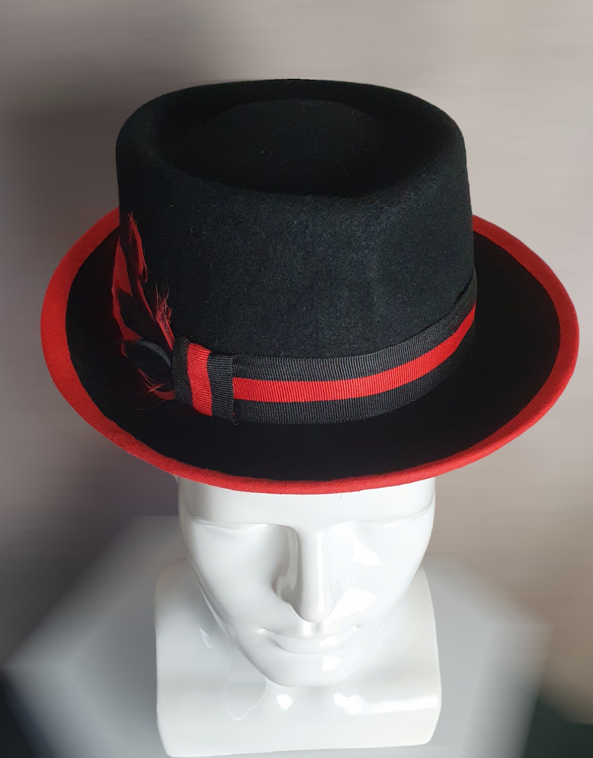Trilby felt hat in black with red, unique and handmade with rooster feathers - suitable for spring and special occasions - unisex hat