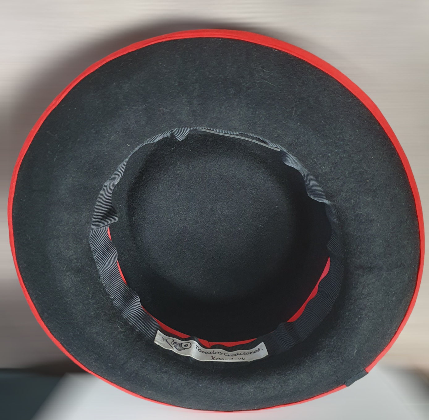 Sombrero de fieltro Trilby en color negro con rojo, único y hecho a mano con plumas de gallo - adecuado para primavera y ocasiones especiales - sombrero unisex