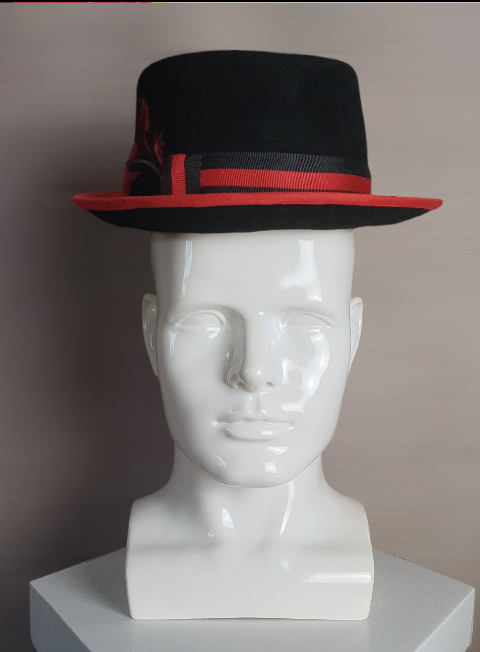 Trilby vilt hoed in zwart met rood, uniek en handgemaakt met hanenveren - geschikt voor het voorjaar en speciale gelegenheden - uniseks hoed