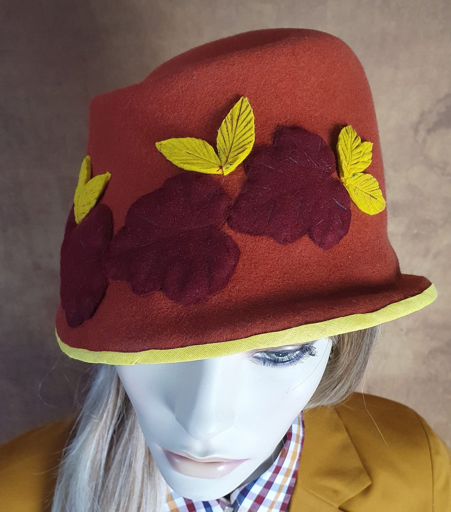 Sombrero de fieltro hecho a mano en color naranja. Para señora, con hojas de otoño. Perfecto para otoño e invierno y ocasiones especiales.
