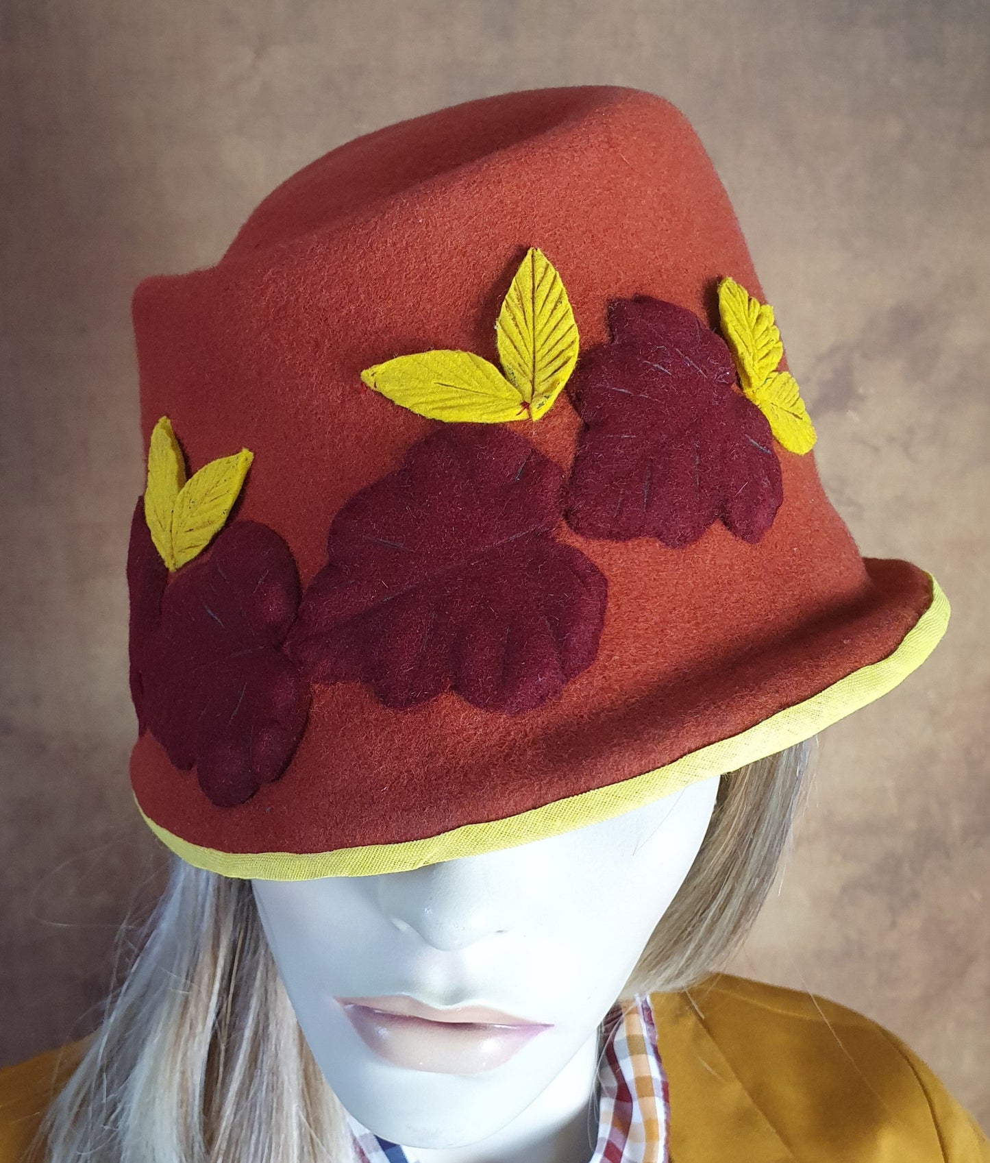 Sombrero de fieltro hecho a mano en color naranja. Para señora, con hojas de otoño. Perfecto para otoño e invierno y ocasiones especiales.