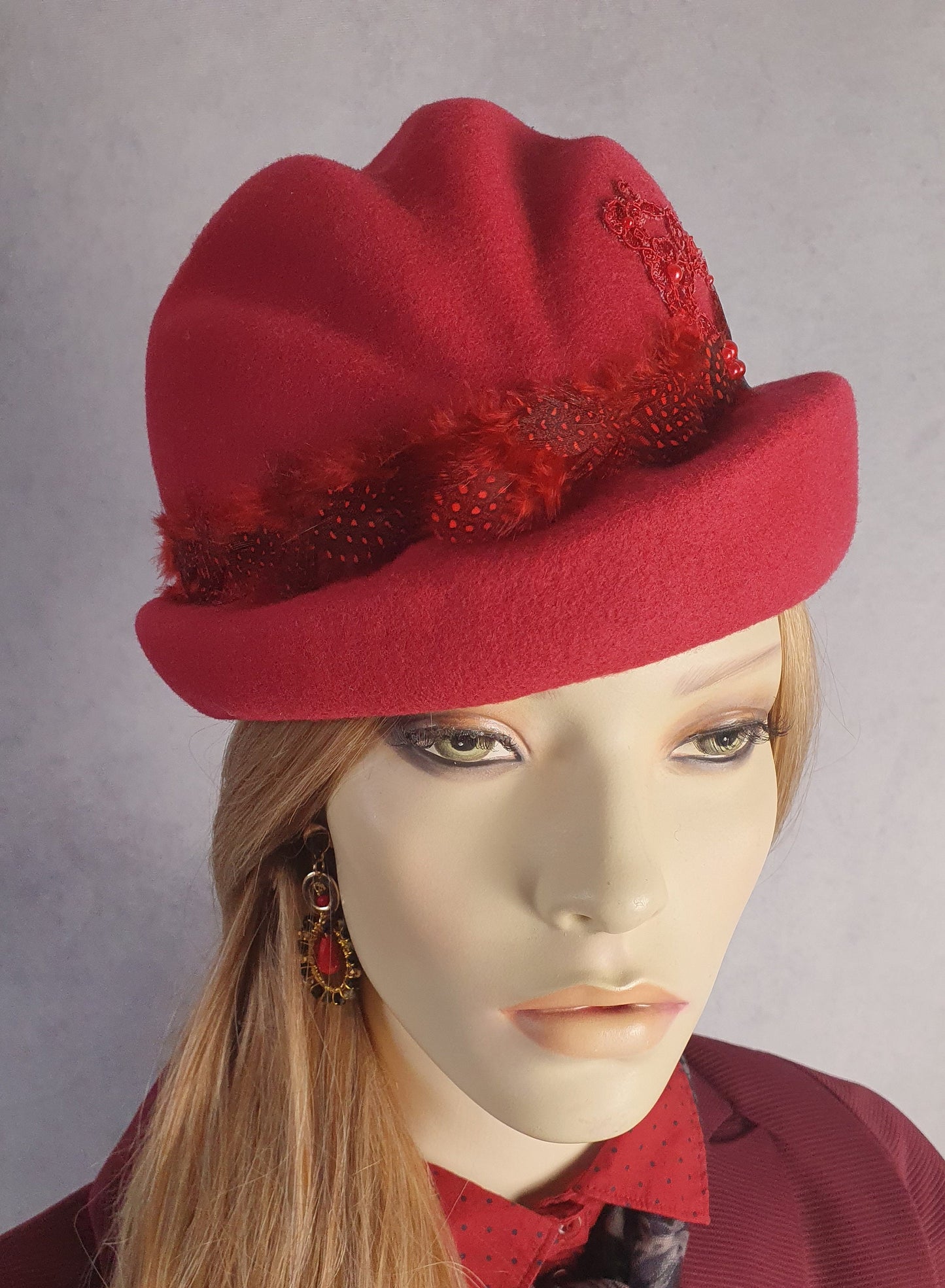 Handmade felt hat in burgundy red, elegant vintage hat with pheasant feathers - Perfect for autumn &amp; winter and special occasions