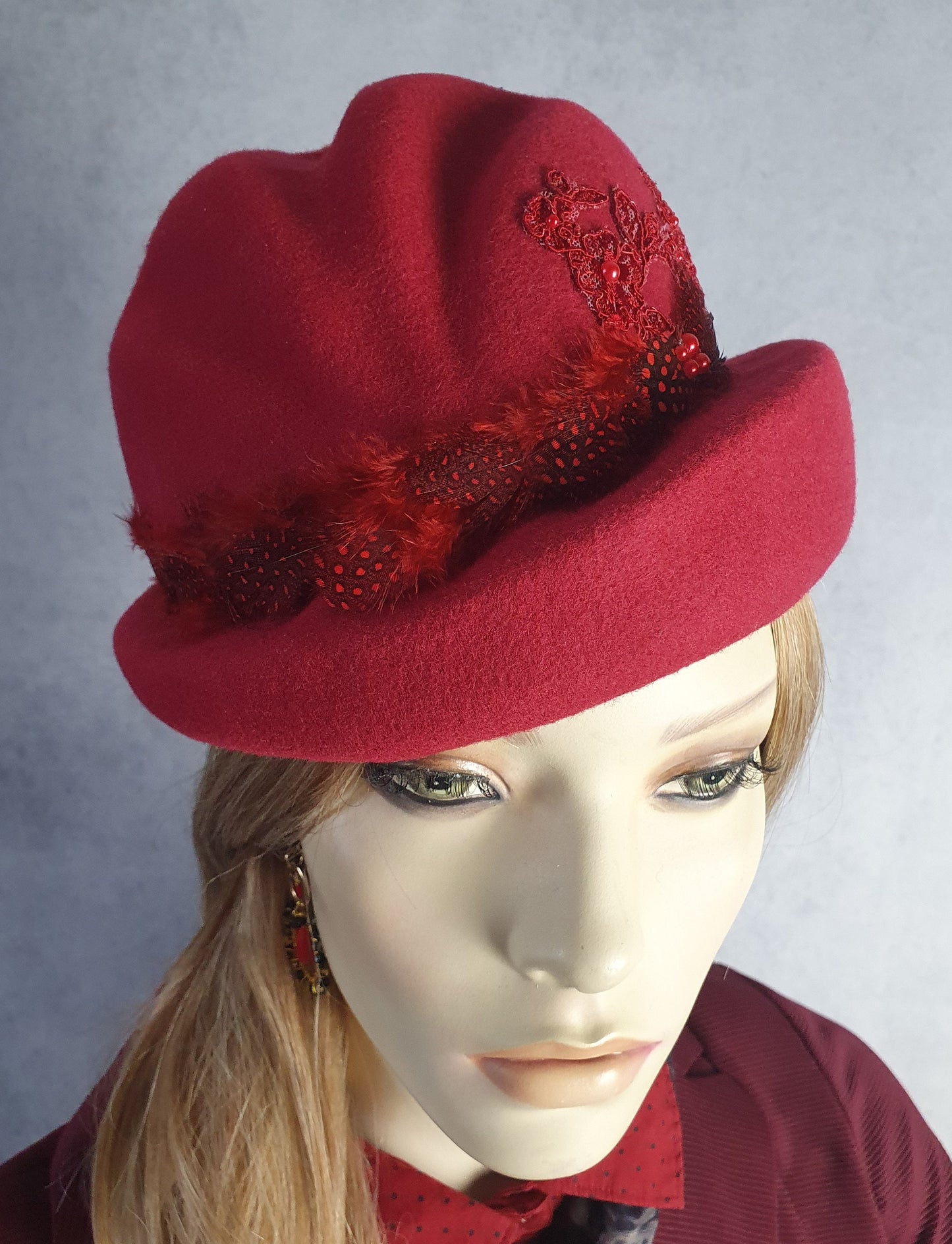 Sombrero de fieltro hecho a mano en rojo burdeos, elegante sombrero vintage con plumas de faisán - Perfecto para otoño e invierno y ocasiones especiales