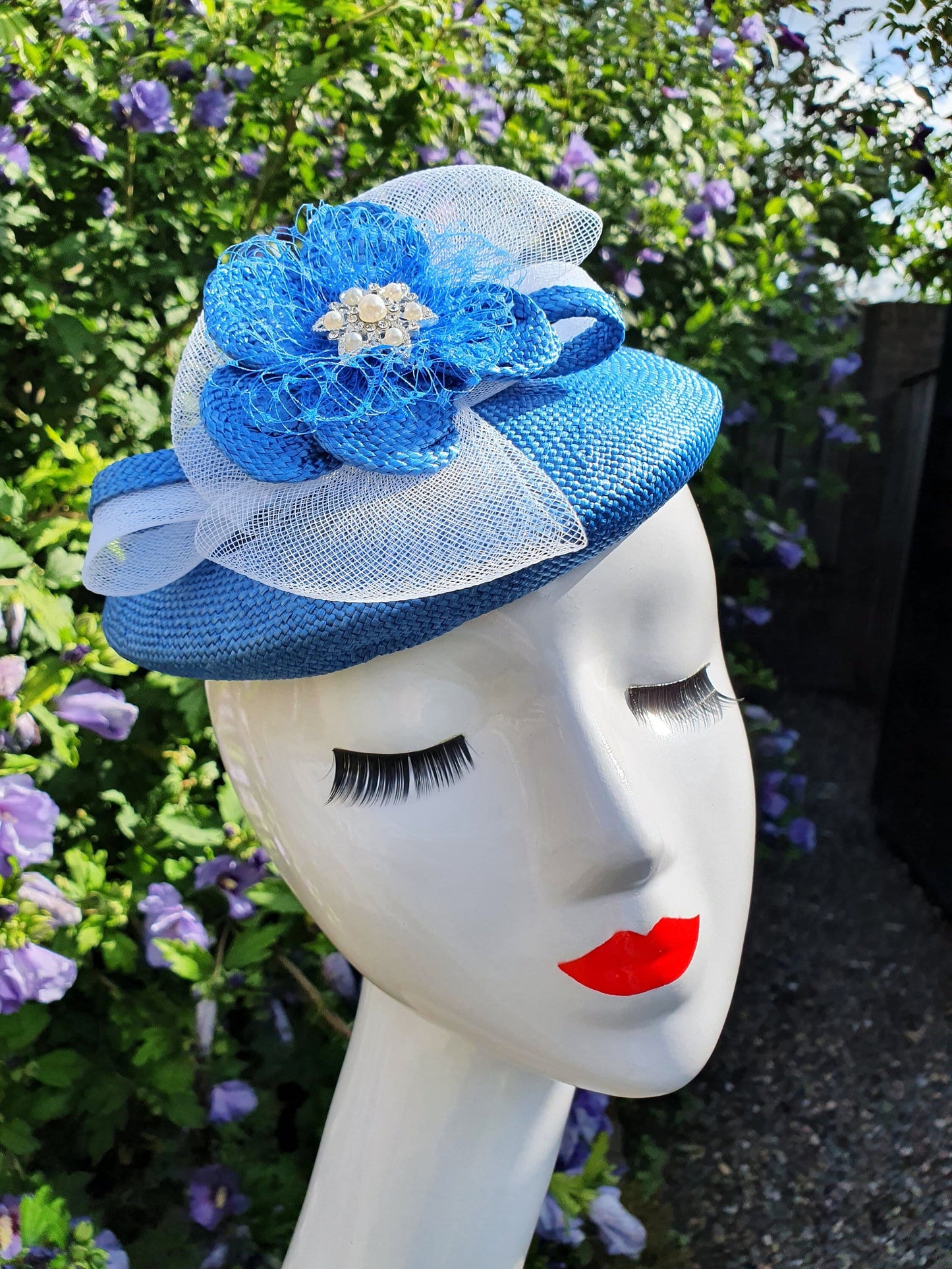 Elegante handgemaakte fascinator in blauw parasisal met crinoline, dameshoofdtooi, bruiloften - Elegante stijl voor elke gelegenheid