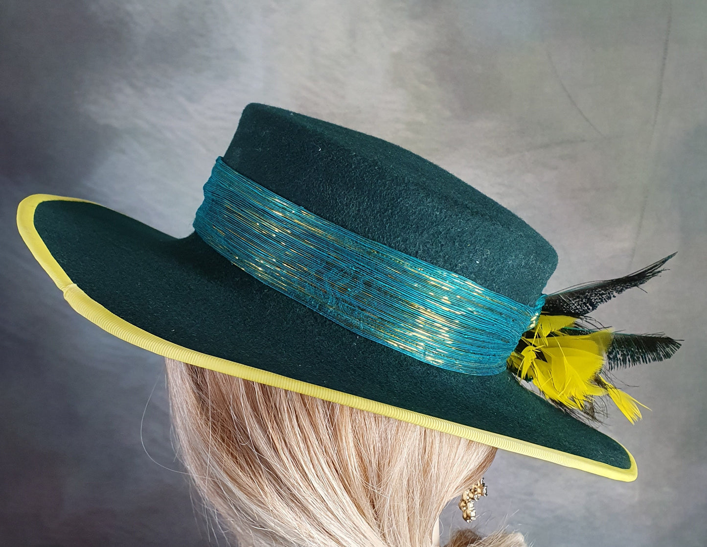 Elegante sombrero de pamela verde hecho a mano con amarillo para mujer - Ocasión especial, Otoño Invierno, sombrero de mujer, eventos festivos