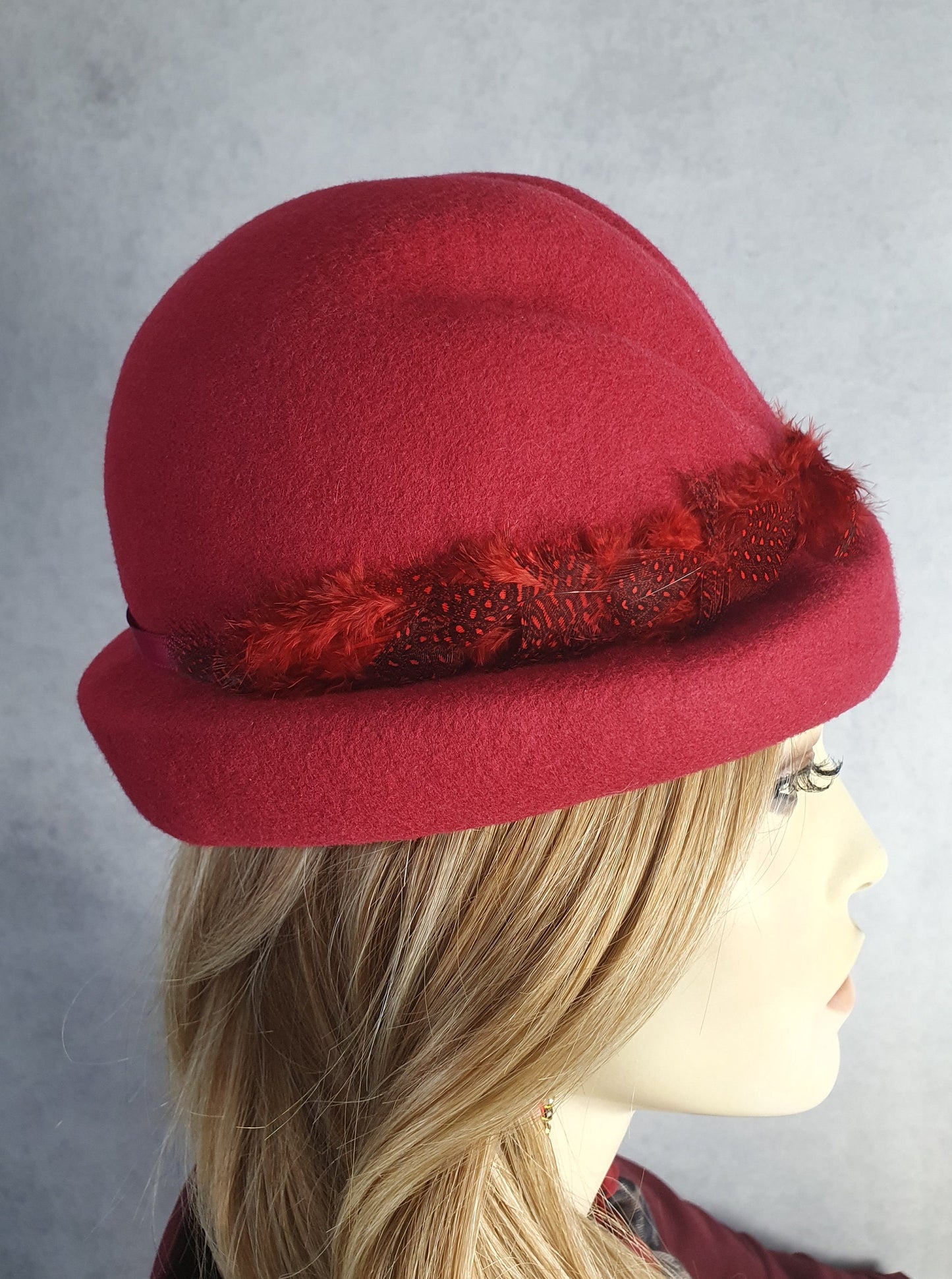 Handgemaakte vilten hoed in bordeaux rood, elegante vintage hoed met fazantenveren -Perfect voor de herfst & winter en speciale gelegenheden