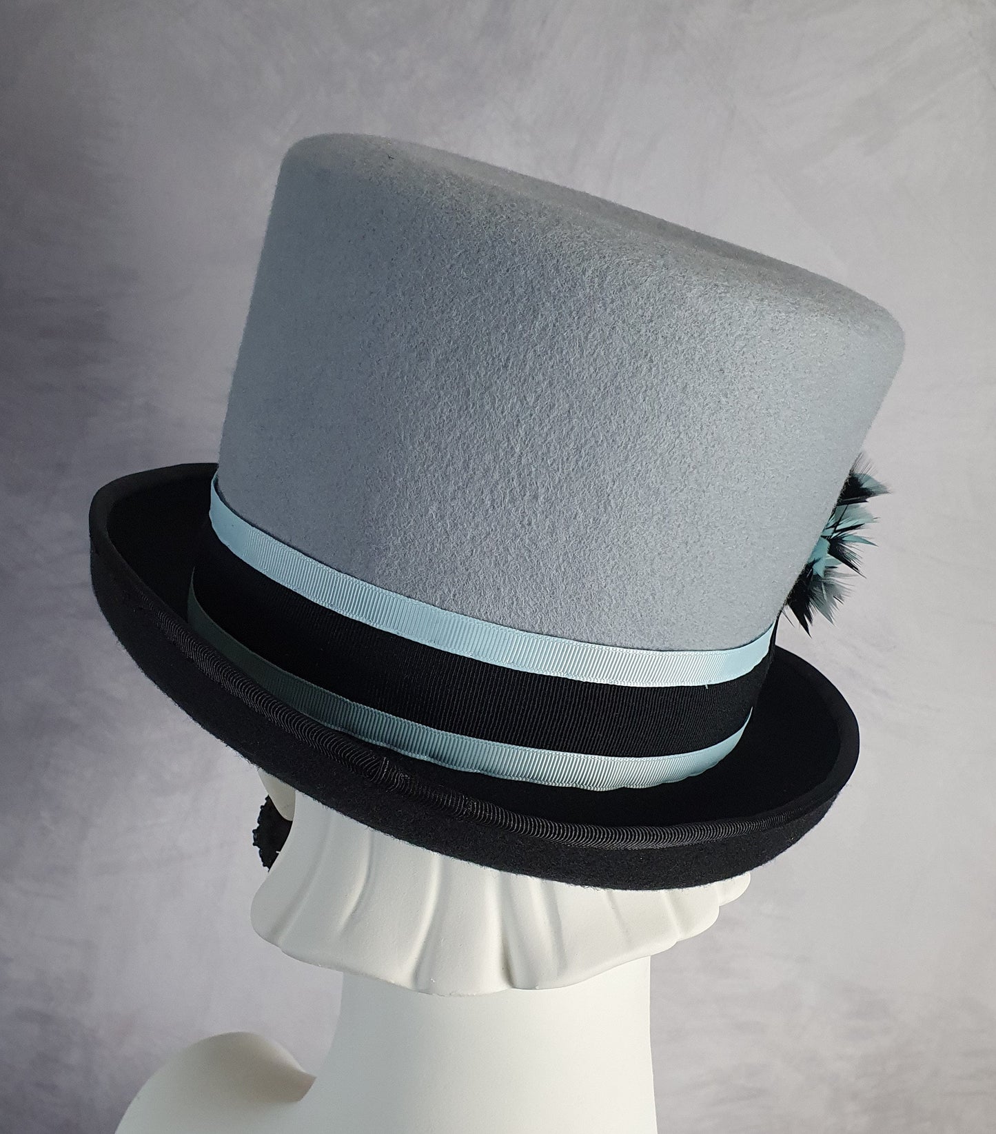 Sombrero de fieltro hecho a mano con plumas de faisán, azul con sombrero de copa gris oscuro, sombrero unisex, sombrero victoriano - perfecto para ocasiones especiales