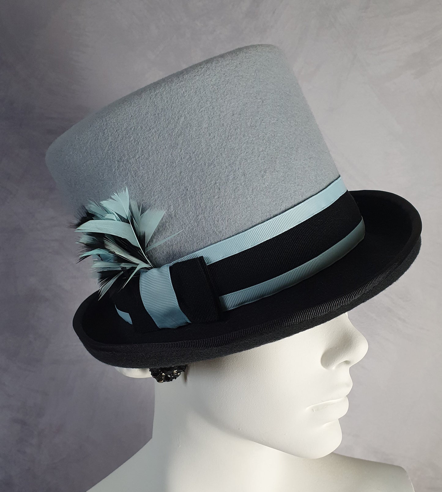 Handgemaakte vilthoed met fazantenveren, blauw met donkergrijze hoge hoed, unisex hoed, Victoriaanse hoed-perfect voor speciale gelegenheden